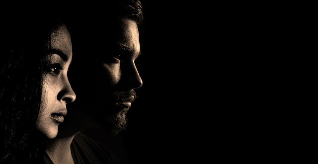 kompozice tváří muže a ženy z profilu.jpg