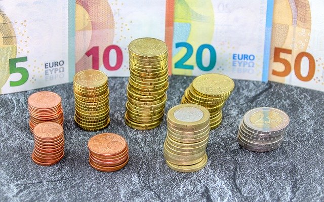 bankovky, eura, sloupečky mincí